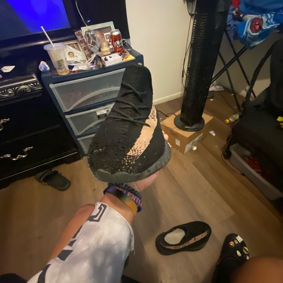 Yeezy 350 V2 Core Black Copper - Picture 2 of 9